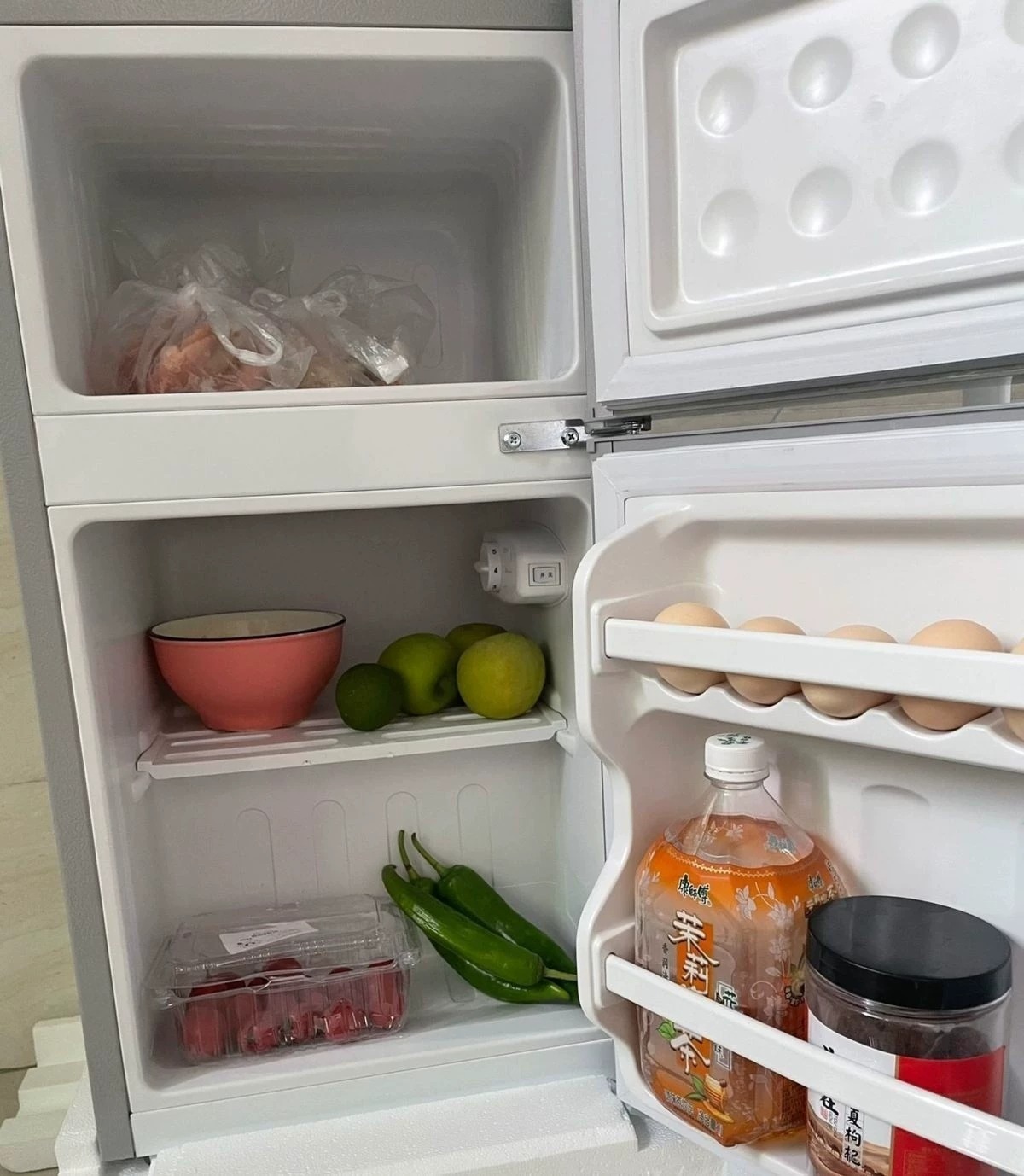 【闲置冰箱】出一台自用租房小冰箱，一两个人一起用没问题，功能全部正常，外观有一些瑕疵磕碰 美的申花迷你小冰箱全新未拆封冷藏冷冻小型家用公寓租房办公室三天一度电节